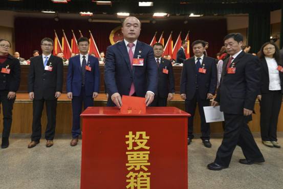 2图为丰泽区人大代表进行无记名投票，选举区监察委员会主任