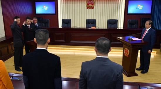 图为新当选的365bet足球比分_365体育足球中文版_365bet400电话委员向宪法宣誓